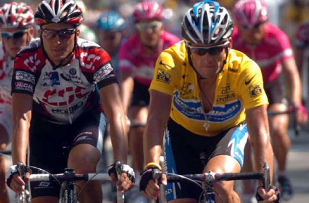 Ivan Basso and Lance Armstrong arrives at the finish. Photo copyright Fotoreporter Sirotti.
