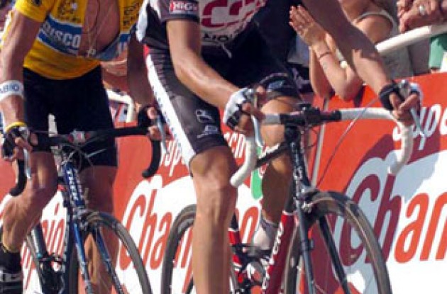 Ivan Basso and Lance Armstrong working hard on their way up the final climb. Photo copyright Fotoreporter Sirotti.