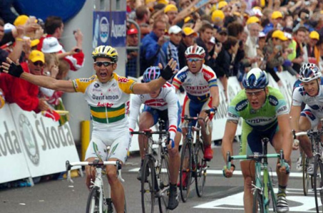 McEwen takes the win. Photo copyright Fotoreporter Sirotti.