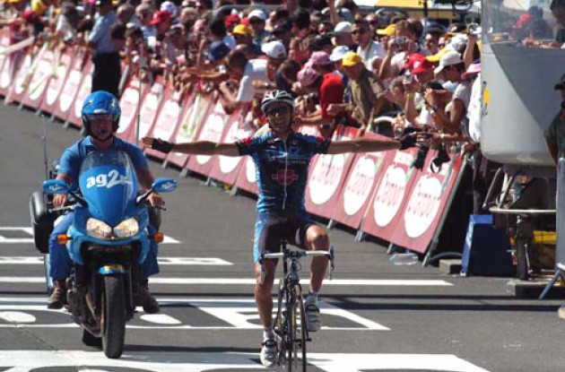 Marcos Serrano takes a beautiful win. Photo copyright Fotoreporter Sirotti.