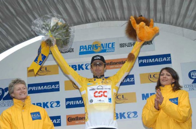 Bobby Julich (Team CSC) on the podium in Paris. Photo copyright Fotoreporter Sirotti.