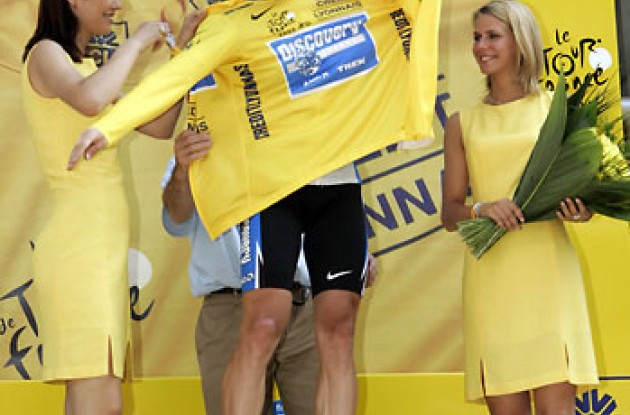 Lance is still in yellow. Photo copyright Roadcycling.com/<A HREF="http://www.benrossphotography.com" TARGET="_BLANK">Ben Ross Photography</A>.