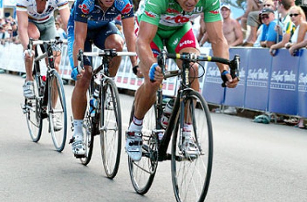 Robbie McEwen gives it all he's got in the breakaway group. David Magahy - www.goldcoastphotography.com