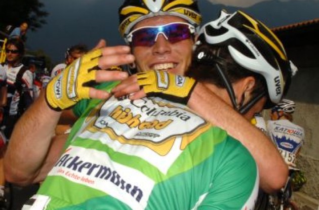 Huggy-huggy. Cavendish hugs Eisel. Photo copyright Fotoreporter Sirotti.