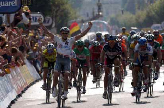 Tour de France 2003: Baden Cooke takes the win ahead of Nazon and Kirsipuu. Teammate and yellow jersey wearer Brad McGee supported Cooke in the stage finish. Photo copyright Fotoreporter Sirotti.