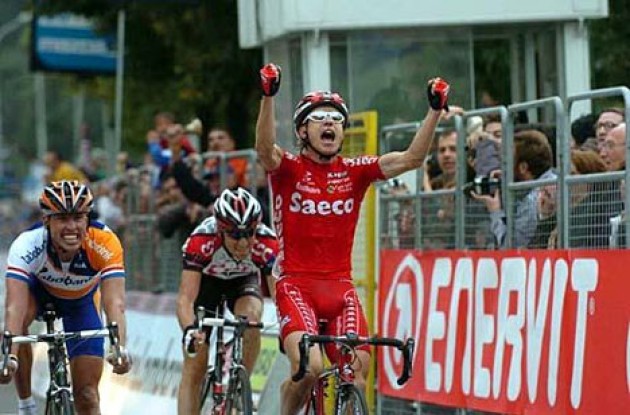 Damiano Cunego takes the win ahead of Michael Boogerd and Ivan Basso. Photo copyright Fotoreporter Sirotti.