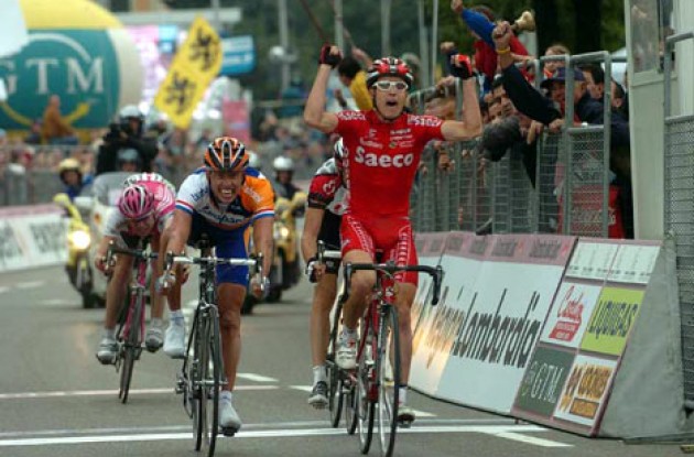 Damiano Cunego takes the win ahead of Michael Boogerd and Ivan Basso. Photo copyright Fotoreporter Sirotti.