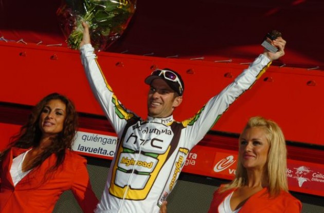 Greg Henderson on the podium with the Spanish beauties. Photo copyright Fotoreporter Sirotti.
