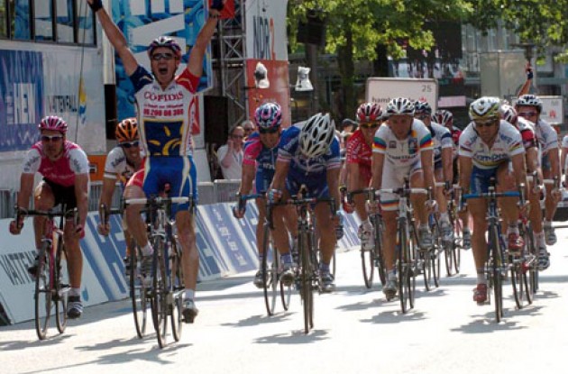 Stuart O'Grady takes the win in Hamburg ahead of Bettini, Astarloa and Freire. Photo copyright Fotoreporter Sirotti.