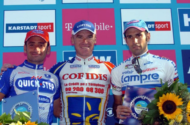 Top 3 on the podium. From left to right: Paolo Bettini (2nd), Stuart O'Grady (1st), and Igor Astarloa (3rd). Photo copyright Fotoreporter Sirotti.