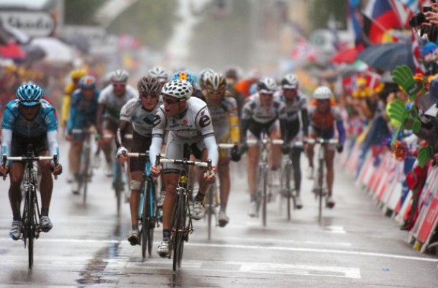 Thor Hushovd sprinting for points at today's finish line. Photo copyright Fotoreporter Sirotti.