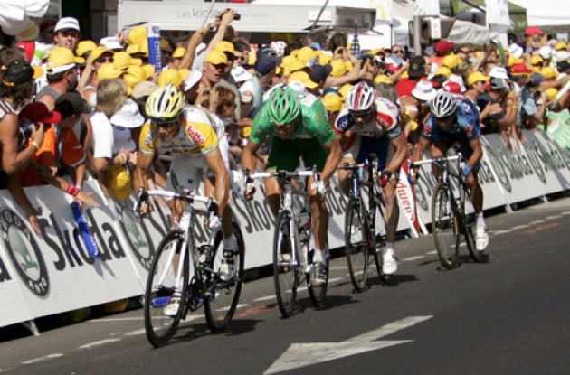 McEwen, Hushovd, O'grady fight over valuable points. Photo copyright Roadcycling.com/<A HREF="http://www.benrossphotography.com" TARGET="_BLANK">Ben Ross Photography</A>.