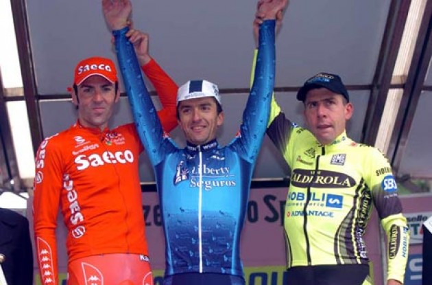The podium in Milano. From left to right: Eddy Mazzoleni (2nd - Saeco), Marcos Serrano (1st - Liberty Seguros), and Francesco Casagrande (3rd - Vini Caldirola). Photo copyright Fotoreporter Sirotti.