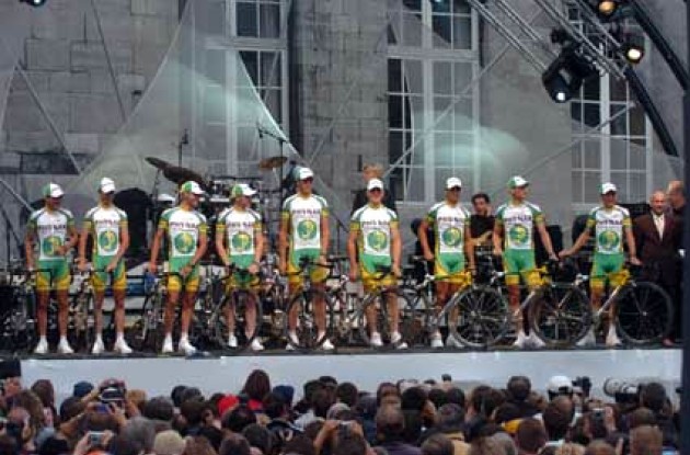 Fit for fight - The audience checks out nine strong Phonak riders.