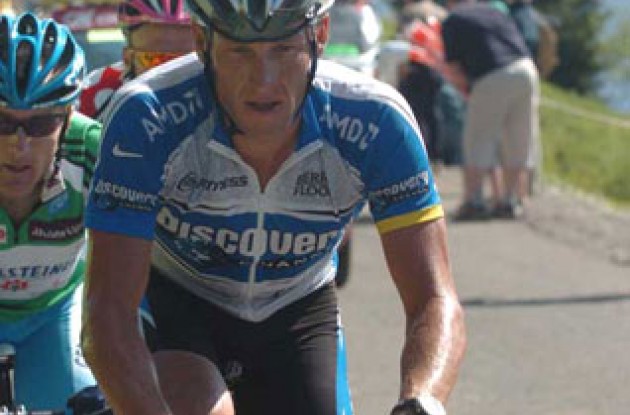 Lance Armstrong closely followed by Leipheimer and Vinokourov. Photo copyright Fotoreporter Sirotti.