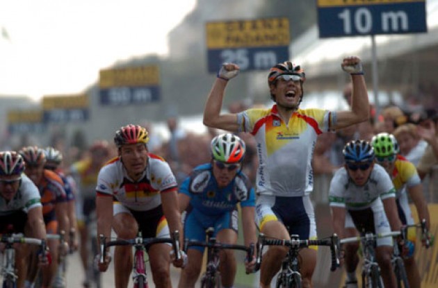Oscar Freire outsprints Erik Zabel and Luca Paolini to take his third World Champion title in five years. Photo copyright Fotoreporter Sirotti.