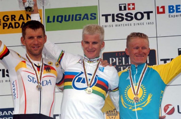 The podium. From left to right: Michael Rich (2nd - Germany), Michael Rogers (1st - Australia) and Alexandre Vinokourov (3rd - Kazakhstan). Photo copyright Fotoreporter Sirotti.