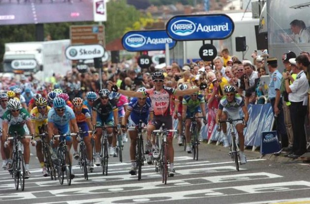 Robbie McEwen takes the win. Robbie McEwen takes the win.
