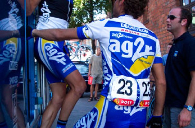 Erki Pütsep greets Stéphane Berges. Photo copyright Roadcycling.com. Erki Pütsep greets Stéphane Berges. Photo copyright Roadcycling.com.