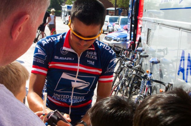 Victor Hugo Pena signed quite a few autographs in Odense. Photo copyright Roadcycling.com. Victor Hugo Pena signed quite a few autographs in Odense. Photo copyright Roadcycling.com.