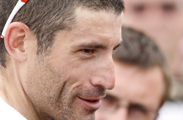 George Hincapie being interviewed after the time trial. Photo copyright <A HREF="http://www.photoshelter.com/usr-show?U_ID=U0000yEwV90OAoAE" TARGET="_BLANK">www.BenRossPhotography.com</A>.