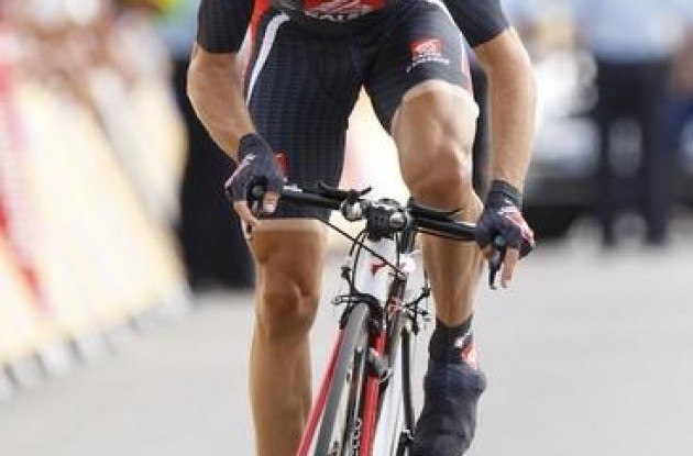 Valverde reaches the finish line. Photo copyright <A HREF="http://www.photoshelter.com/usr-show?U_ID=U0000yEwV90OAoAE" TARGET="_BLANK">www.BenRossPhotography.com</A>.
