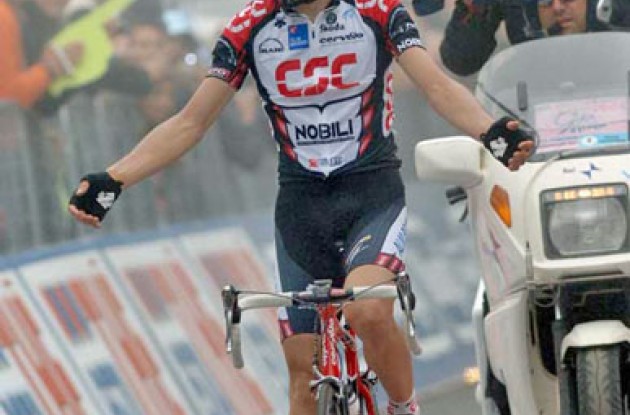 Ivan Basso (Team CSC) takes the stage win. Photo copyright Fotoreporter Sirotti. Ivan Basso (Team CSC) takes the stage win. Photo copyright Fotoreporter Sirotti.