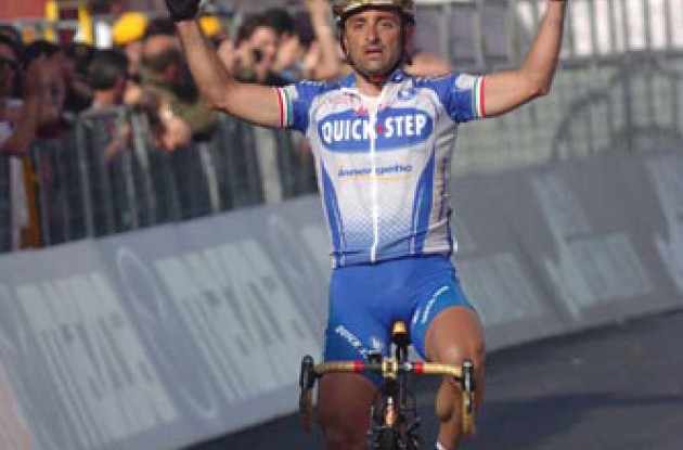 Paolo Bettini takes the win ahead of the hungry sprinters. Photo copyright Fotoreporter Sirotti. Paolo Bettini takes the win ahead of the hungry sprinters. Photo copyright Fotoreporter Sirotti.