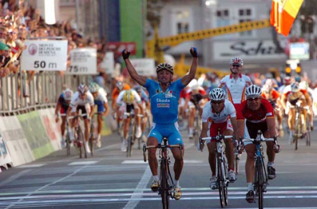 Bettini is the new World Champion! Congrats from all of us here at Roadcycling.com. Photo copyright Fotoreporter Sirotti. Bettini is the new World Champion! Congrats from all of us here at Roadcycling.com. Photo copyright Fotoreporter Sirotti.