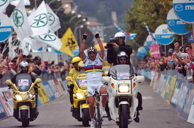 Paolo Bettini takes a beautiful win in honor of his late brother who passed away after a car accident two weeks ago. Photo copyright Fotoreporter Sirotti.