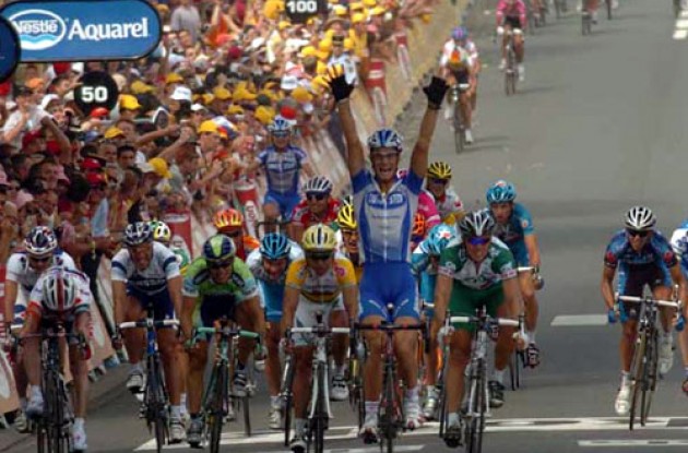 Tom Boonen takes the win ahead of Thor Hushovd (right). Photo copyright Fotoreporter Sirotti.