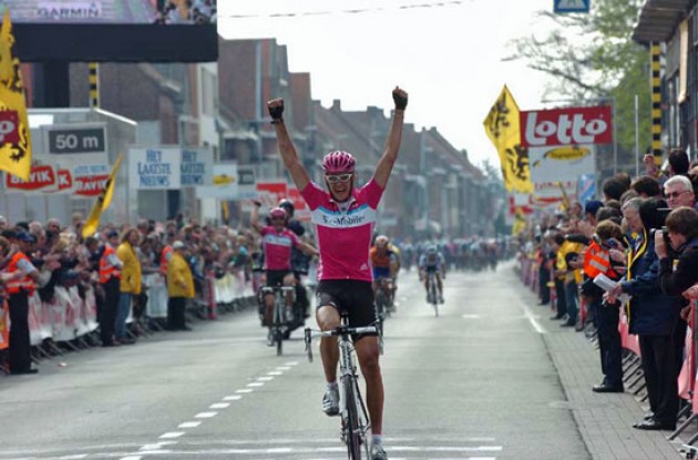 Marcus Burghardt (T-Mobile Team) takes the win.