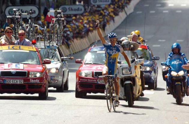 Calzati takes a beautiful stage win. Photo copyright Fotoreporter Sirotti. Calzati takes a beautiful stage win. Photo copyright Fotoreporter Sirotti.