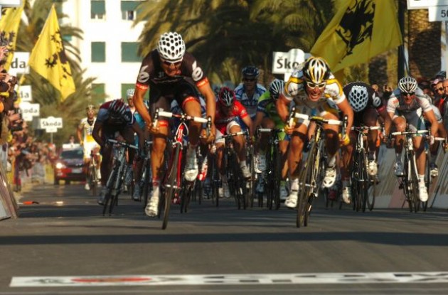 Heinrich Haussler battles Mark Cavendish in the 2009 Milan-San Remo. Photo copyright Fotoreporter Sirotti.