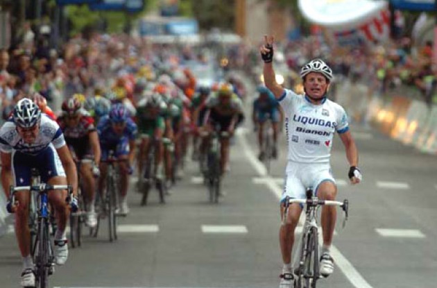 Di Luca takes the win. Photo copyright Fotoreporter Sirotti. Di Luca takes the win. Photo copyright Fotoreporter Sirotti.