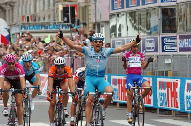 Robert Förster takes the stage win for Team Gerolsteiner. Photo copyright Fotoreporter Sirotti. Robert Förster takes the stage win for Team Gerolsteiner. Photo copyright Fotoreporter Sirotti.