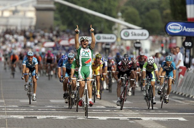 Thor Hushovd takes the stage win on Champs Elysées. Photo copyright Ben Ross/Roadcycling.com/<A HREF="http://www.benrossphotography.com" TARGET=_BLANK>www.benrossphotography.com</A>.