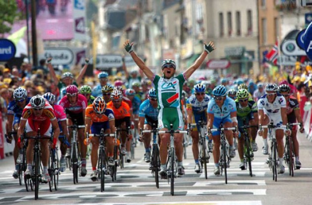 Thor Hushovd takes the win for Credit Agricole after a great lead-out by Roadcycling.com diarist Julian Dean.