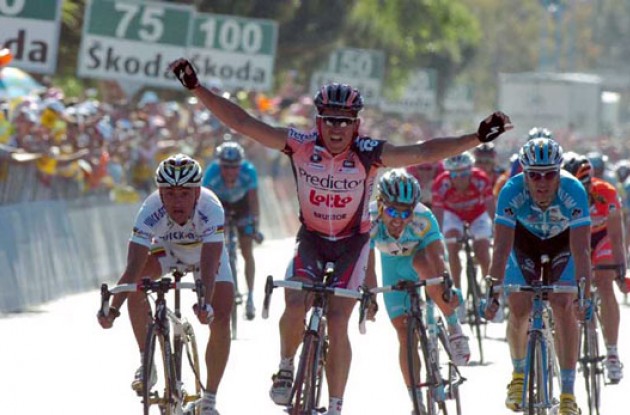 Robbie McEwen takes the stage win. Robbie McEwen takes the stage win.