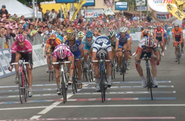 McEwen beats Petacchi, O'Grady and Zabel in a very close sprint. Photo copyright Fotoreporter Sirotti. McEwen beats Petacchi, O'Grady and Zabel in a very close sprint. Photo copyright Fotoreporter Sirotti.