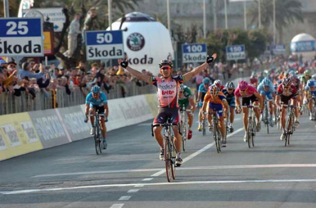 Robbie McEwen wins stage. Robbie McEwen wins stage.