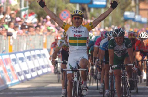 Robbie McEwen takes the win ahead of Kirsipuu. Photo copyright Fotoreporter Sirotti. Robbie McEwen takes the win ahead of Kirsipuu. Photo copyright Fotoreporter Sirotti.