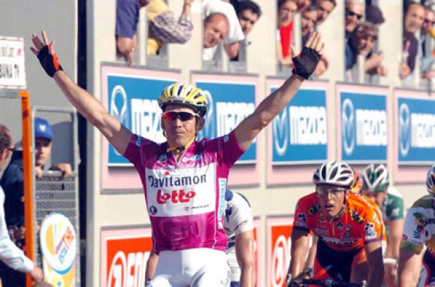 Robbie McEwen takes the win. What an exciting sprint today! Photo copyright Fotoreporter Sirotti. Robbie McEwen takes the win. What an exciting sprint today! Photo copyright Fotoreporter Sirotti.