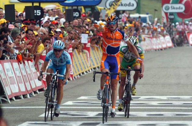 Denis Menchov takes a great stage win ahead of Leipheimer and Landis. Photo copyright Fotoreporter Sirotti. Denis Menchov takes a great stage win ahead of Leipheimer and Landis. Photo copyright Fotoreporter Sirotti.