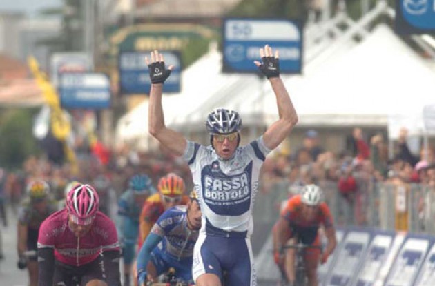 Petacchi strikes again. Photo copyright Fotoreporter Sirotti.