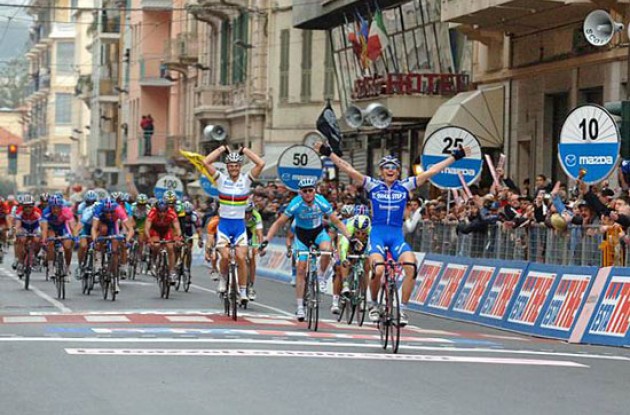 Pozzato takes the win ahead of Petacchi. Photo copyright Roadcycling.com.