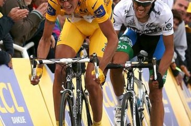Rasmussen and Contador sprint. Photo copyright <A HREF="http://www.photoshelter.com/usr-show?U_ID=U0000yEwV90OAoAE" TARGET="_BLANK">www.BenRossPhotography.com</A>.