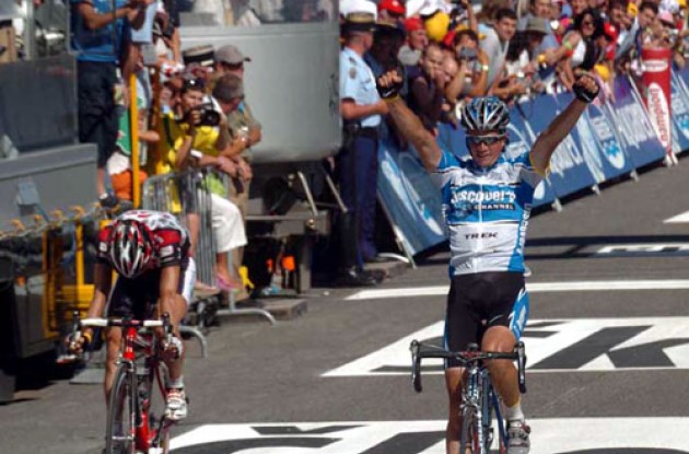 Paolo Savoldelli takes the stage win ahead of Kurt-Asle Arvesen. Photo copyright Fotoreporter Sirotti.