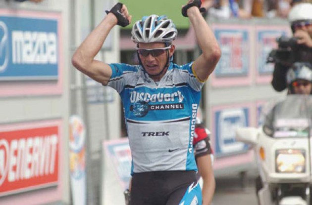 Savoldelli takes the win ahead of Basso. Photo copyright Fotoreporter Sirotti. Savoldelli takes the win ahead of Basso. Photo copyright Fotoreporter Sirotti.