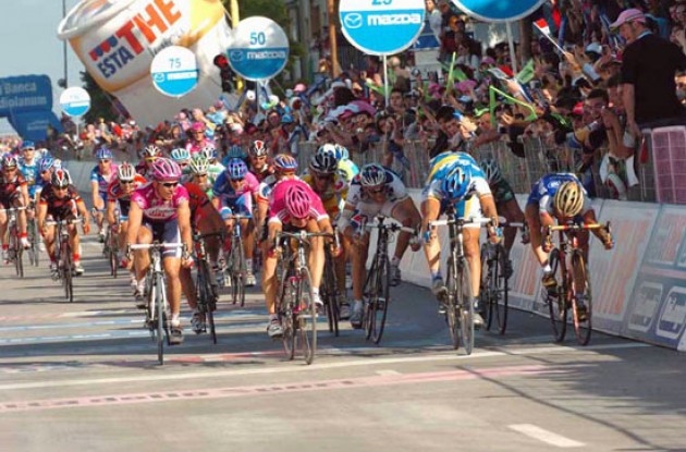Vaitkus takes the win ahead of Bettini. Photo copyright Fotoreporter Sirotti. Vaitkus takes the win ahead of Bettini. Photo copyright Fotoreporter Sirotti.